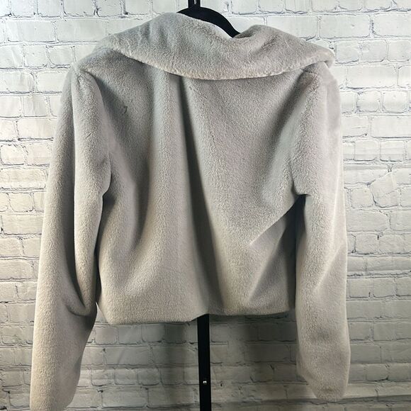 🧥 Superdown Faux Fur Cropped Jacket - Light Gray, Size Small - Picture 3 of 3